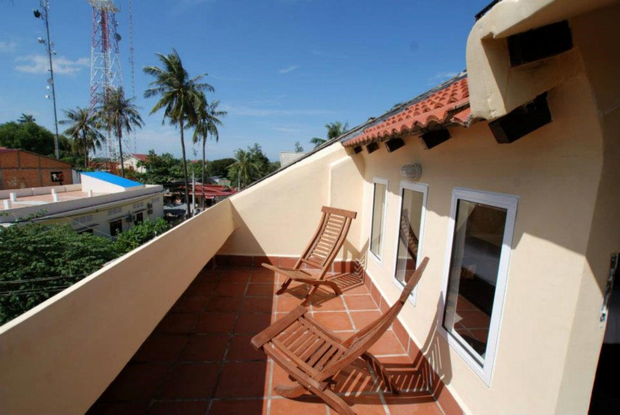 The Columns Hotel Kampot Exterior photo