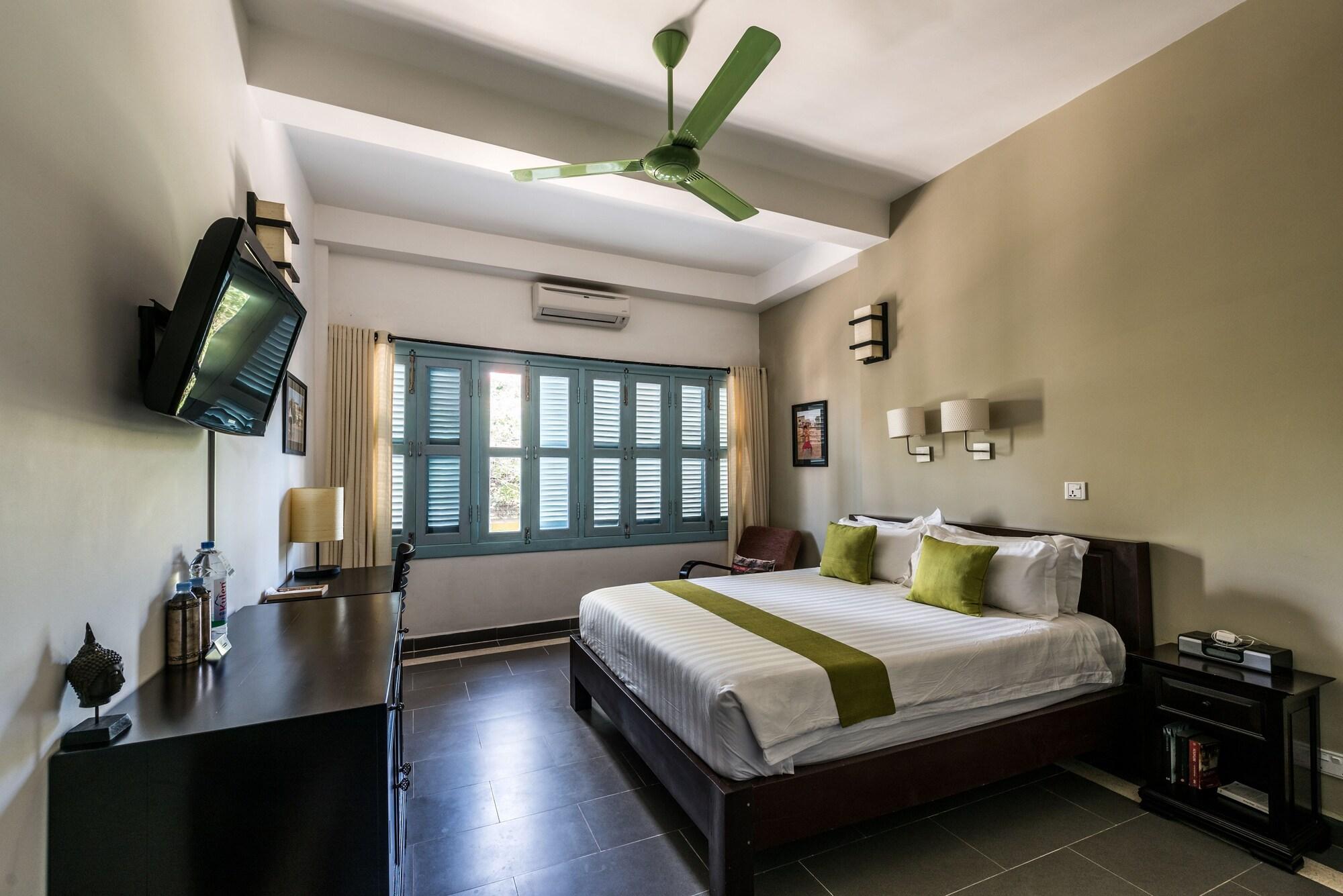 The Columns Hotel Kampot Exterior photo