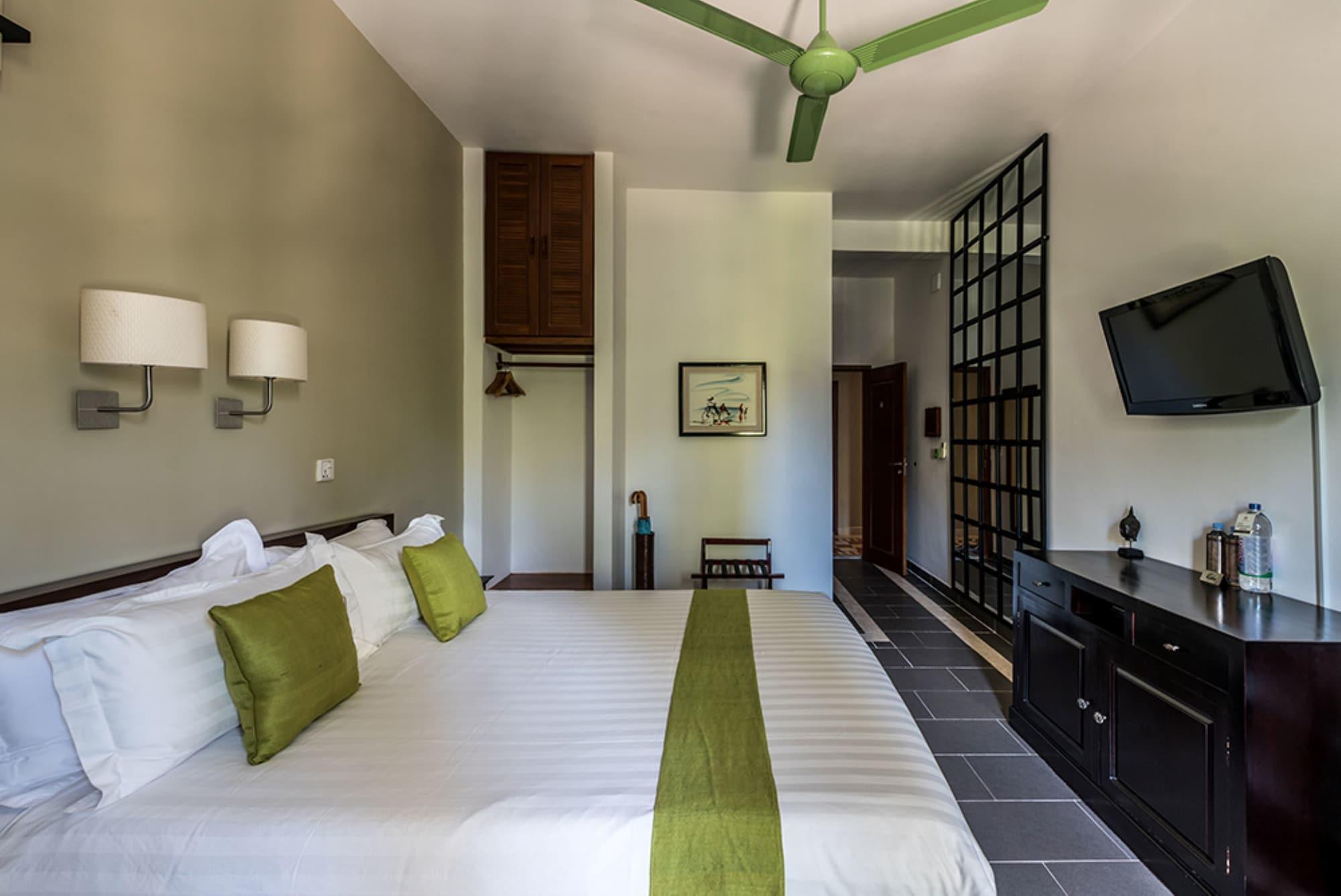 The Columns Hotel Kampot Exterior photo