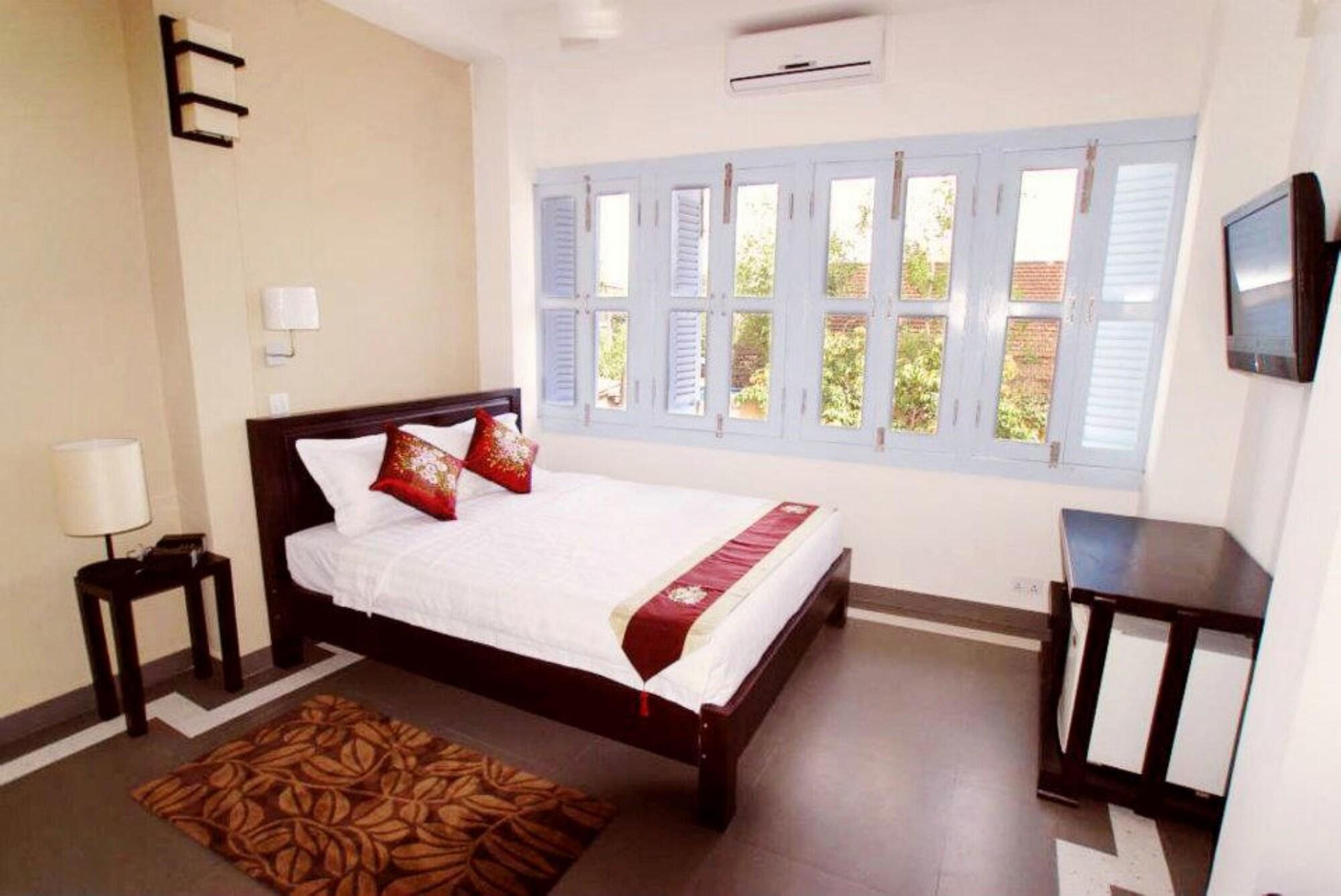 The Columns Hotel Kampot Exterior photo