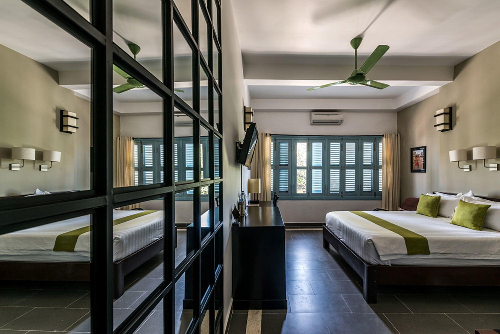 The Columns Hotel Kampot Exterior photo