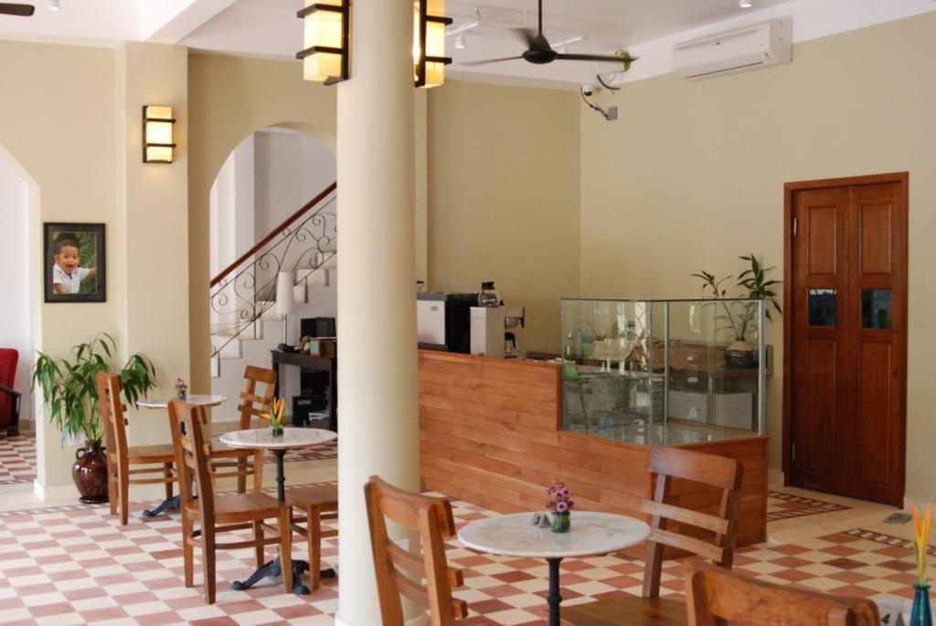 The Columns Hotel Kampot Exterior photo