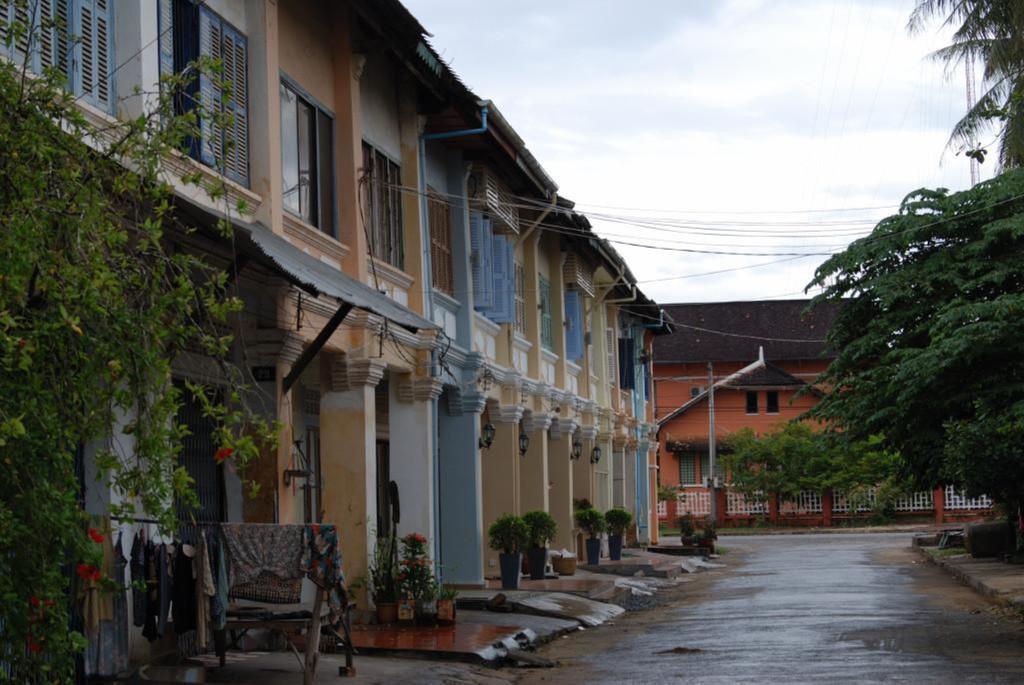The Columns Hotel Kampot Exterior photo