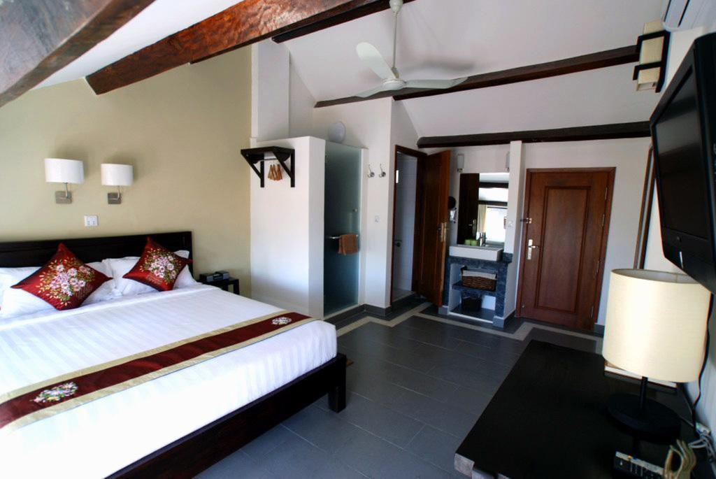 The Columns Hotel Kampot Exterior photo