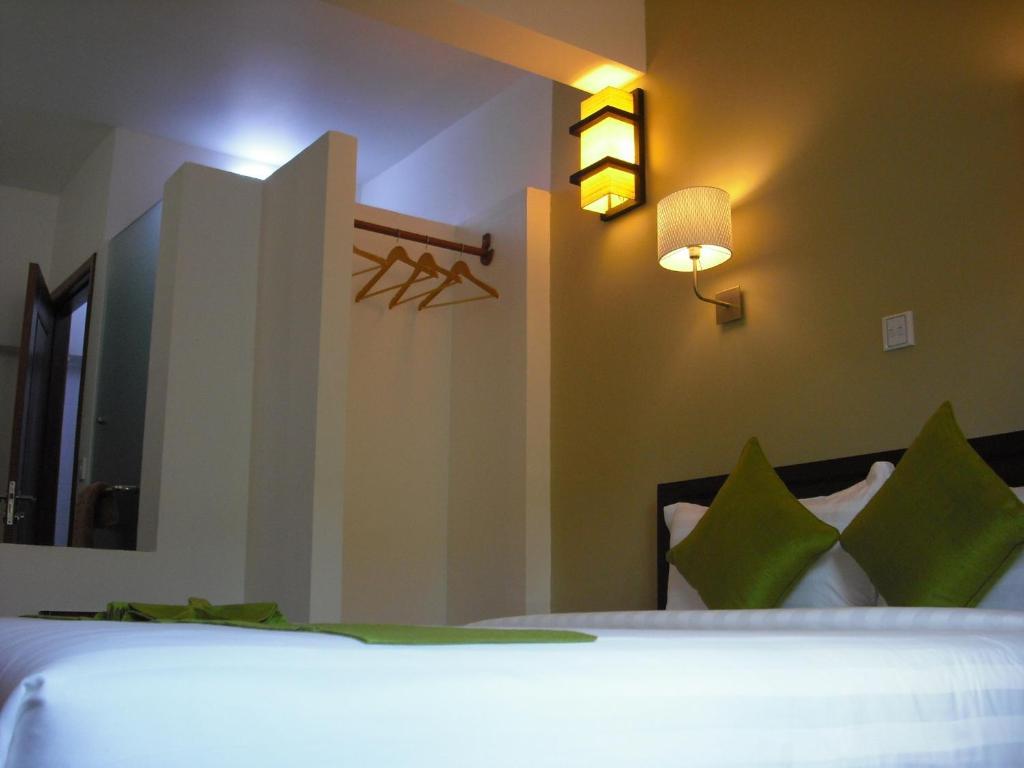 The Columns Hotel Kampot Room photo