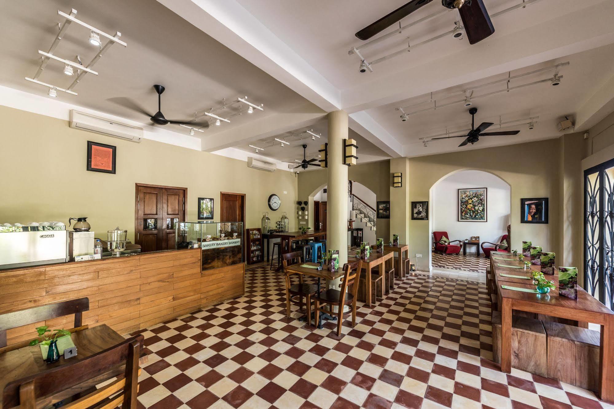 The Columns Hotel Kampot Exterior photo