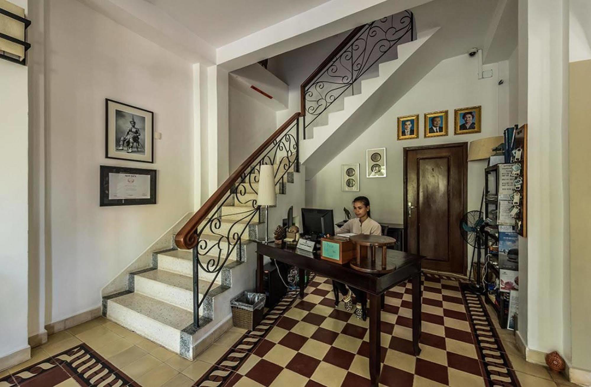 The Columns Hotel Kampot Exterior photo