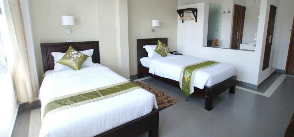The Columns Hotel Kampot Exterior photo